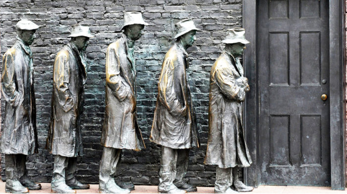 statue di poveri in fila